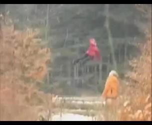 Neki Rus je med sprehodom v gozdu posnel dekletce, ki je lebdela na višini okrog dveh metrov.