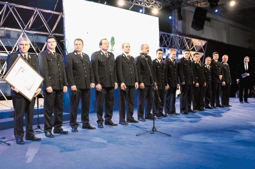 Priznanje častnega Slovenca leta je v imenu vseh slovenskih gasilcev prevzelo 13 članov operativne enote PGD Šmarje - Sap.