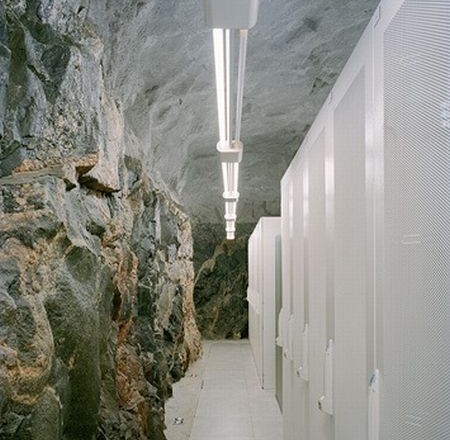 FOTO: Oglejte si neverjetno podzemno skrivališče Juliana Assanga