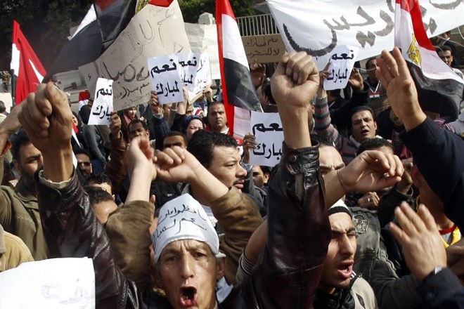 Svoj protest pa so pripravili - sicer maloštevilni - tudi Mubarakovi privrženci.
