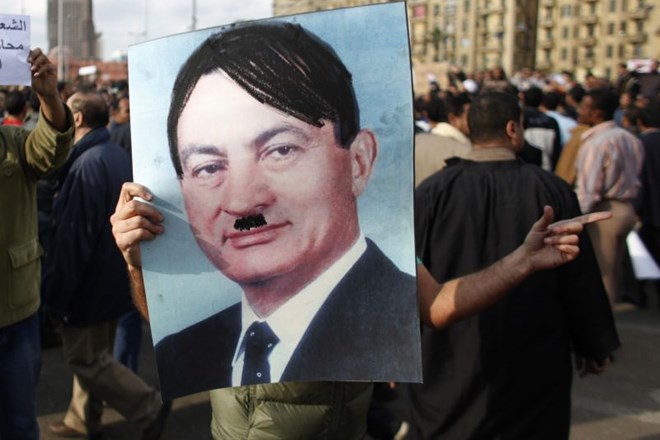 Mubaraka so nekateri protestniki upodobili kot Hitlerja.