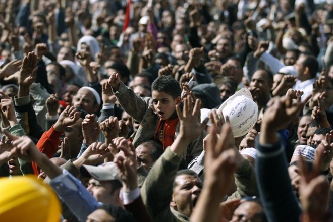 Mubarak ni popustil niti na dvanajsti dan protestov