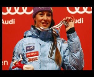 Tina Maze je v Garmish-Partenkirchnu Sloveniji prismučala 13. medaljo na svetovnih prvenstvih. V superkombinaciji je po...