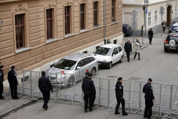 V Zagrebu množice proti vladi, posebne enote aretirale organizatorja protesta