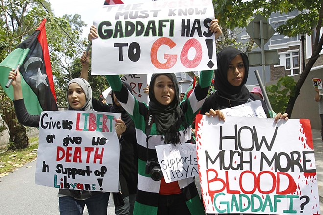 Libijski voditelj Moamer Gadafi naj bi kljub krvavemu zatiranju protestnikov izgubljal oblast nad državo. Več delov Libije,...