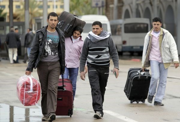 Libijci množično bežijo iz države.