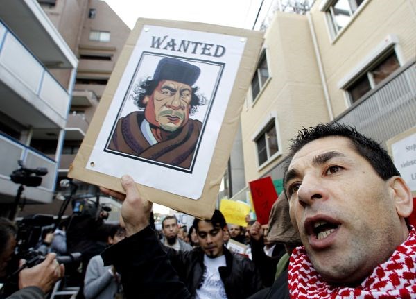 Demonstratorji proti Gadafiju protestirajo tudi pred libijskim veleposlaništvom v Tokiu.