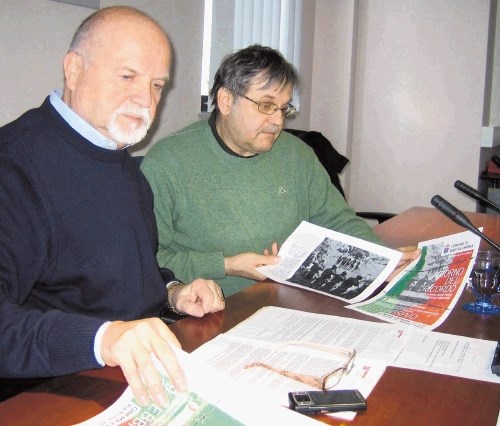 Božo Novak (levo ) in Marjan Bevk (desno) sta novinarjem zgrožena pokazala plakat, ki je vabil na prireditev ob dnevu spomina...