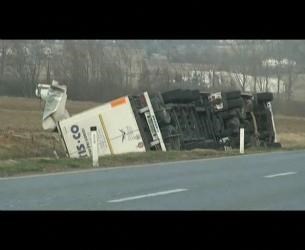 Močna burja na Vipavskem in Goriškem je v nočnih in jutranjih urah povzročala nekaj težav, med drugim je prevrnila tovornjak,...