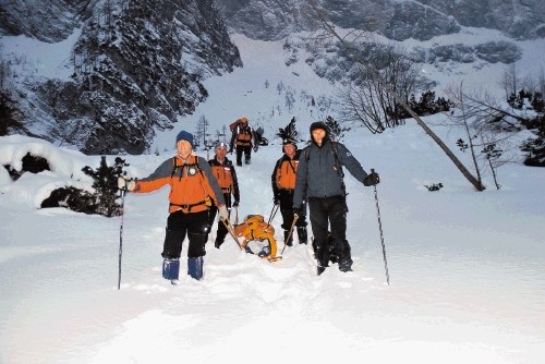 Reševalci treh GRS so iskali alpinista, ki sta nevede sestopala nazaj proti Tamarju in ne proti Trenti. Pri tem je 31-letni...