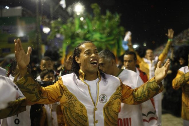 Ronaldinho v ritmu sambe poplesaval na pustnem karnevalu
