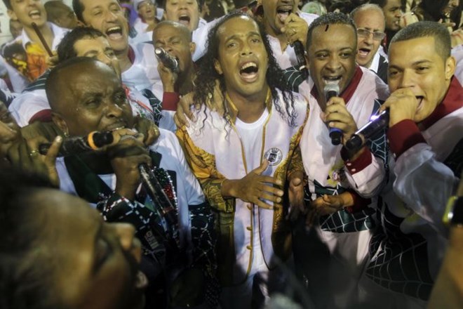 Ronaldinho v ritmu sambe poplesaval na pustnem karnevalu