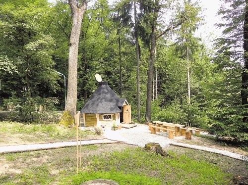 Turistično ponudbo ob Šmartinskem jezeru so nazadnje  popestrili z majhnimi lesenimi hišicami za piknike, ki lahko  sprejmejo...