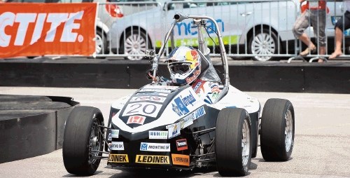 Trikratni zmagovalec Dakarja Marc Coma je užival v vožnji malega dirkalnika.