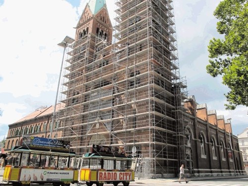 Vzhodna cerkvena fasada in 58 metrov visoka zvonika  mariborske bazilike Matere usmiljenja bodo v prihodnjih  mesecih...