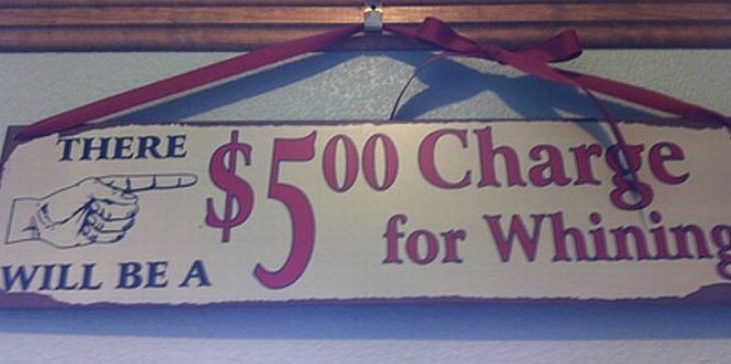Znak v restavraciji - "Za cmerjenje zaračunamo 5 $“.