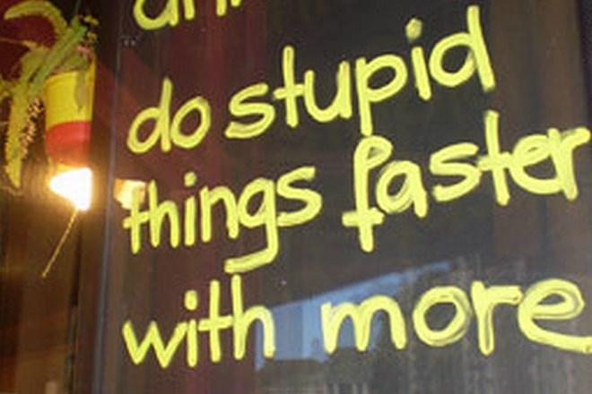 Zanimiv napis pred kavarno v novozelandskem mestu Dunedin. "Pij kavo. Počni neumne reči hitreje in z več energije.“