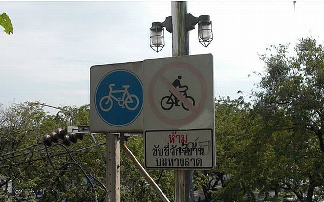 Kolesarji v Bangkoku na Tajskem so zagotovo zmedeni – kolesom je pot dovoljena, kolesarjem pa ne?