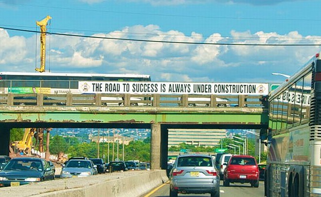 Napis med dolgo in počasno vožnjo iz New Jerseyja do New Yorka. "Pot do uspeha je vedno polna popravil.“
