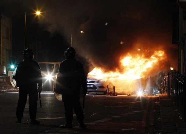 Foto: Izgredniki v Londonu zažigali policijske avtomobile in plenili trgovine