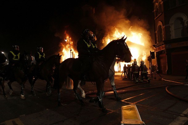 Foto: Izgredniki v Londonu zažigali policijske avtomobile in plenili trgovine