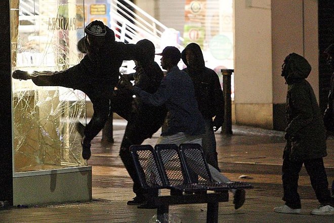 Foto: Prva žrtev izgredov, Cameron na ulice Londona pošilja 16 tisoč policistov