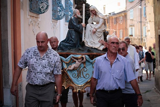 Foto: Kip strunjanske Marije odplul iz Izole proti Kopru