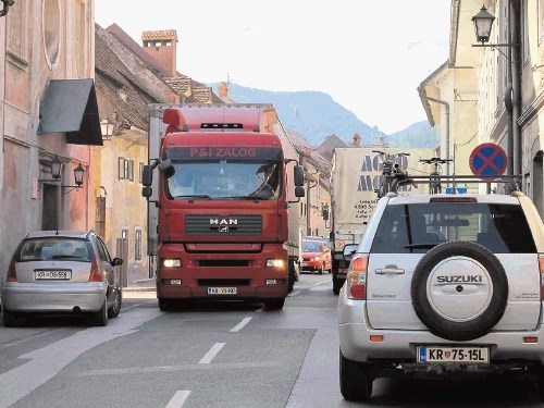 Poljanska obvoznica bo razbremenila promet skozi staro mestno jedro Škofje Loke, ki je pogosto povsem zabasano s tovornjaki....