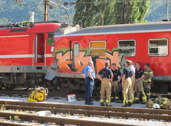 Foto: Na Jesenicah trk vlakov, poškodovanih je 32 ljudi, od tega osem huje