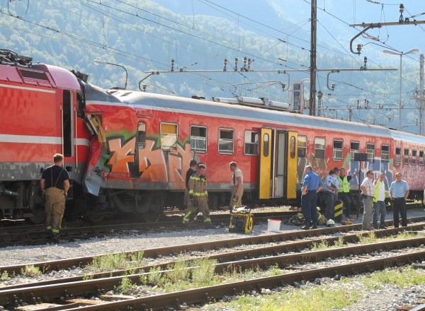 Foto: Na Jesenicah trk vlakov, poškodovanih je 32 ljudi, od tega osem huje