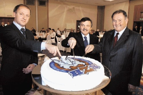 Damjan Mihevc (levo) in Ernest Aljančič (desno, v sredini je predsednik Mednarodne  hokejske zveze Rene Fasel) sta pred...