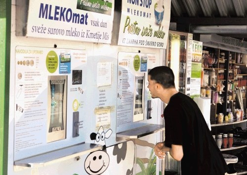 V Sloveniji je 92 mlekomatov, v katerih je mogoče kupiti sveže mleko. Zveza potrošnikov uporabnikom svetuje, naj ga pred...