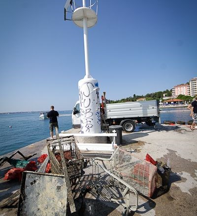 Foto: Akumulator in voziček le del navlake, ki so jo potapljači povlekli iz morja