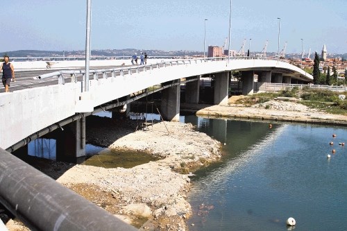 Skoraj po letu  dni bo promet  proti Kopru  jutri znova  stekel čez  Semedelski   most.