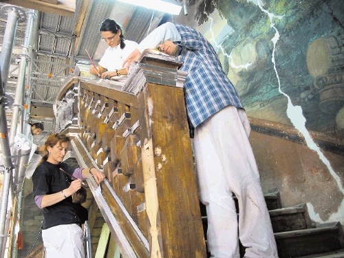 Nuška Dolenc Kambič (na sliki levo), ki z ekipo  restavratorjev obnavlja obe  leseni  baročni  stopnišči gradu, nam je...