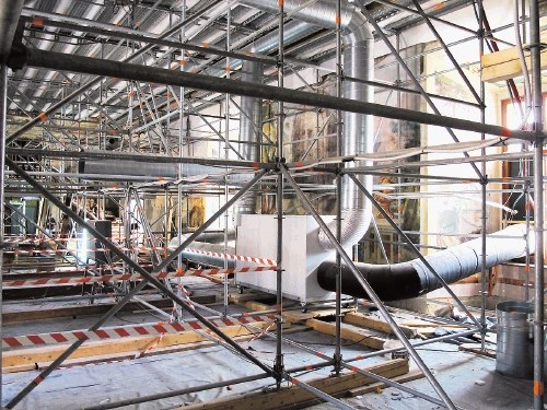 Mogočna in prelepa Viteška dvorana Posavskega muzeja  je te dni prepredena s cevmi odrske  konstrukcije. Odstranili jo bodo...