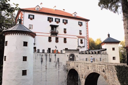 Obnovljen grad Snežnik, ki ga upravlja Narodni muzej Slovenije, je letos obiskalo že skoraj 16.300 obiskovalcev, ki pa  po...