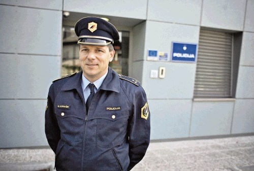 Čeprav smo z več strani slišali, da ponoči po Kočevju ni varno hoditi, komandir kočevske policijske postaje Matjaž Koprivšek,...
