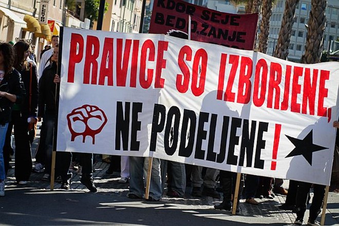 Protestov proti nasilju finančnega kapitalizma v Kopru se je dopoldne udeležilo okoli 200 ljudi, ki so s transparenti...