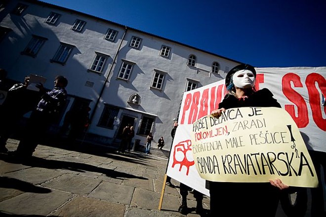 Foto s protestov v Kopru: Bankir leze, banka gre, kamor pride, vse požre