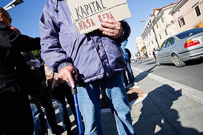 Foto s protestov v Kopru: Bankir leze, banka gre, kamor pride, vse požre