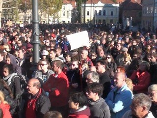 Več kot tisočglava množica je v Ljubljani protestirala proti nevzdržnem stanju, ki je po gospodarski krizi zavladalo svetu....