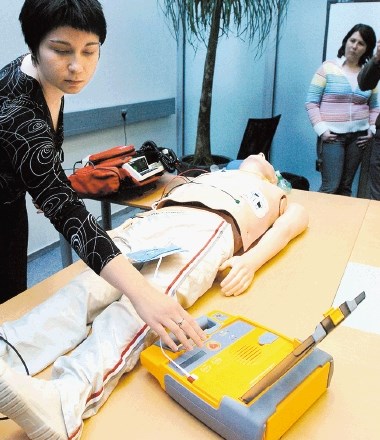 Defibrilator dokazano poveča preživetje ljudi po nenadnem srčnem zastoju.