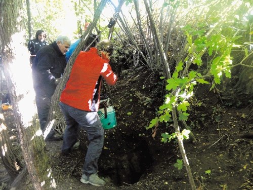 Člani Društva za raziskovanje jam Ljubljana so očistili in na novo izmerili jamo,  ki leži sto metrov od cerkve v Koprivi na...