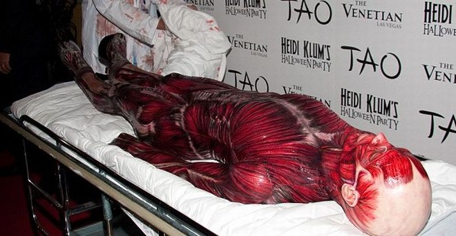 Foto: Heidi Klum v podobi živega mrtveca. Bi jo prepoznali?