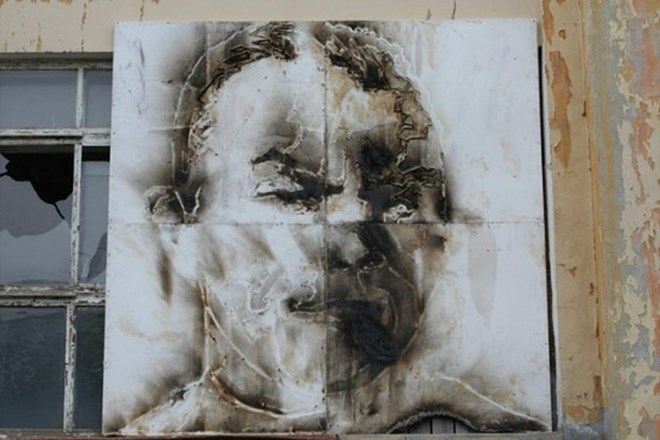 Ognjene slike: Ruski umetnik z molotovkami riše portrete padlih borcev