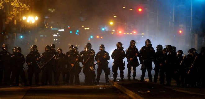 Foto: Nasilje in spopadi policistov in protestnikov v Oaklandu