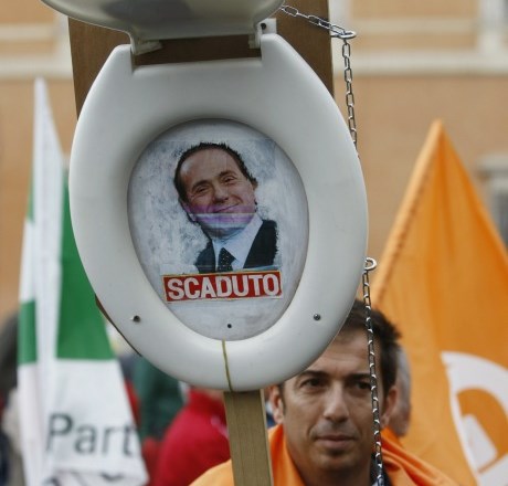 Več tisoč Italijanov na protivladnih protestih: "Berlusconi, pojdi domov!"