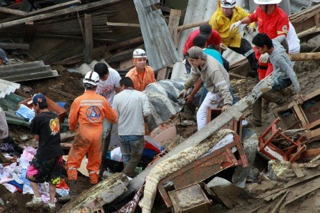 Foto: Plaz v Kolumbiji ubil najmanj 14 ljudi, še okoli 60 jih ostaja ujetih