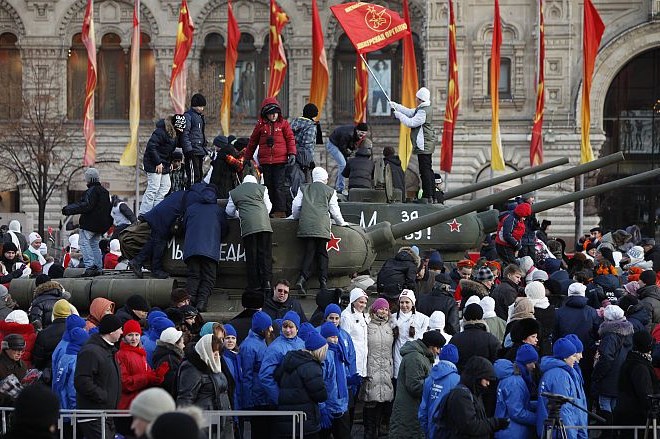 Več tisoč ruskih vojakov se je danes udeležilo vojaške parade na Rdečem trgu v Moskvi, s katero so obeležili 70. obletnico...